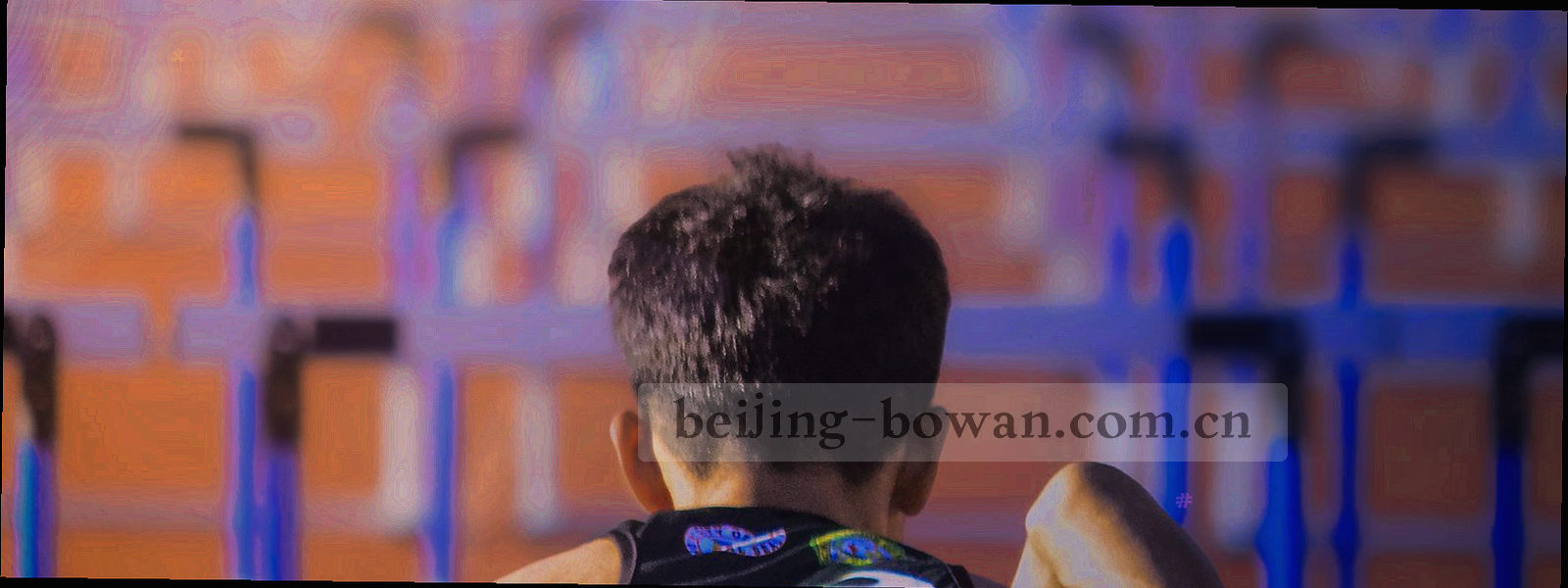 横向长条刻度带抽象图，灰青底色上均布细密刻度与少量短标记