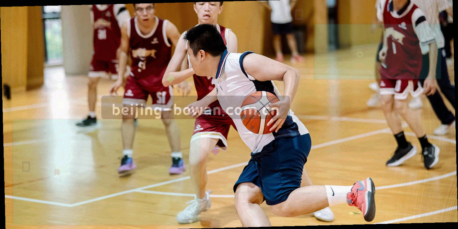 雾层之上的轨道与桥梁交汇俯拍，线条交错，低饱和冷调处理